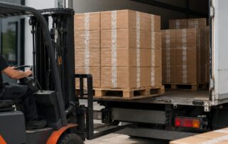 TapeTeam varehus chffauer lastbil varevogn fylder op med pakketape med tryk