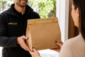 Logotape til resturanter og levering TapeTeam Tape til levering af madpose Madulevering Madudbringning Kunde
